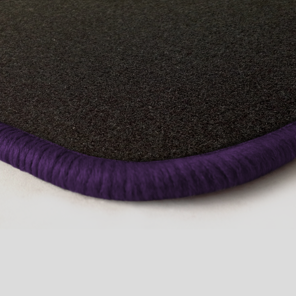Eine Ecke als Beispiel einer Fussmatte Nadelfilz schwarz mit Rand in violett.