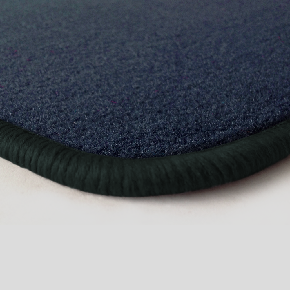 Eine Ecke als Beispiel einer Fussmatte Velours dunkelblau mit Rand in anthrazit.