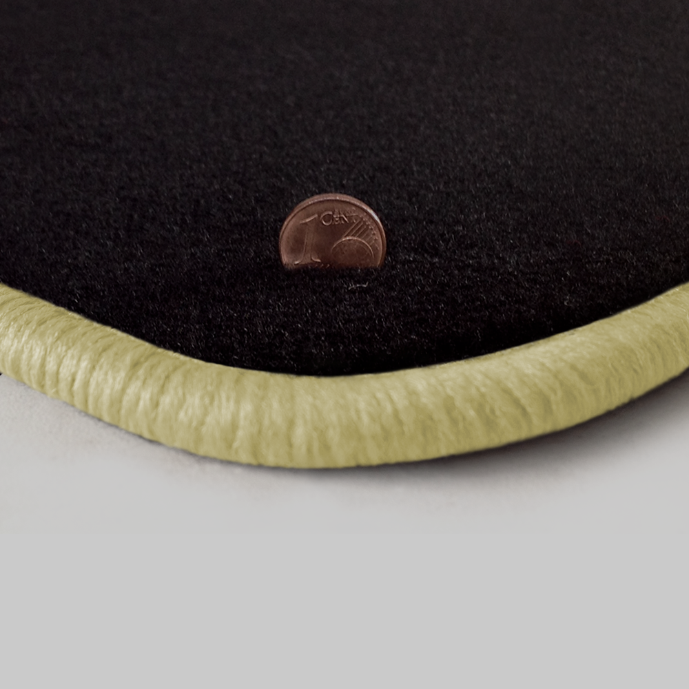 Eine Ecke als Beispiel einer Fussmatte Velours schwarz mit Rand in hellbeige.