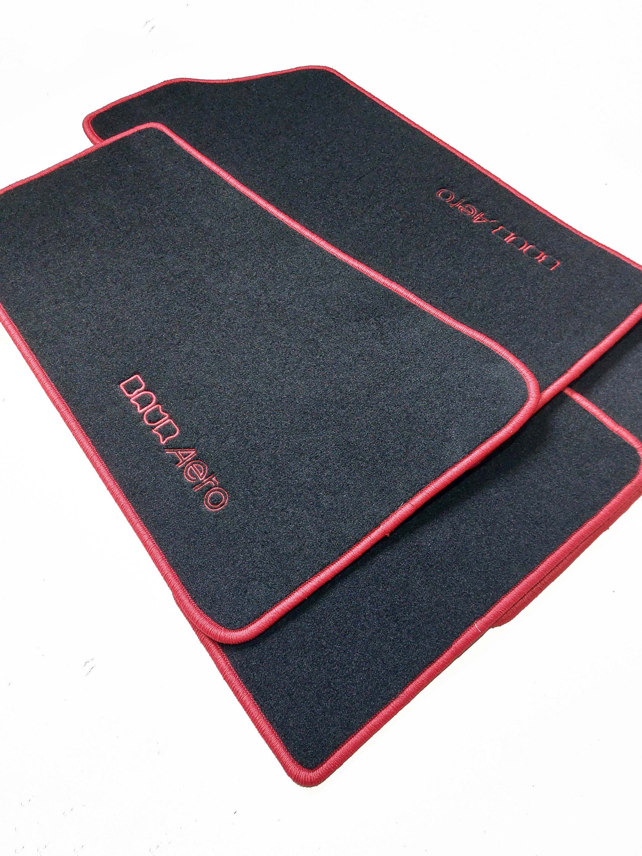 seitlich Fussmatten Set mit Stick Baur Aero in rot.
