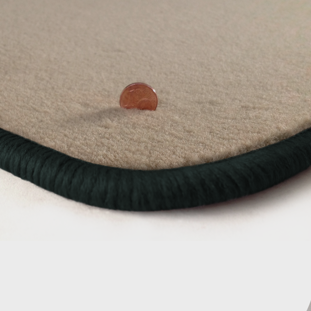 Eine Ecke als Beispiel einer Fussmatte Velours beige mit Rand in anthrazit.
