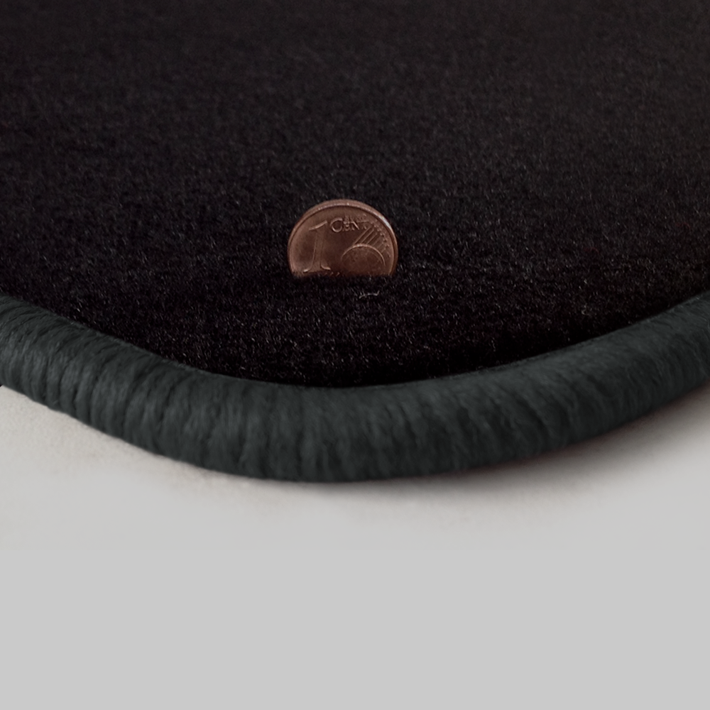Eine Ecke als Beispiel einer Fussmatte Velours schwarz mit Rand in dunkelgrau.