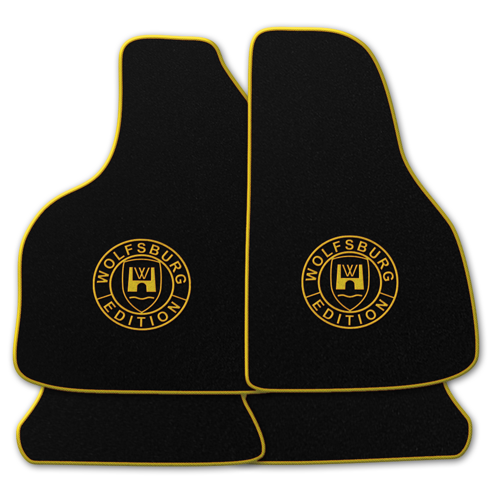 Schwarze Fußmatten mit dem Wolfsburg WOB Logo und Rand in gold.