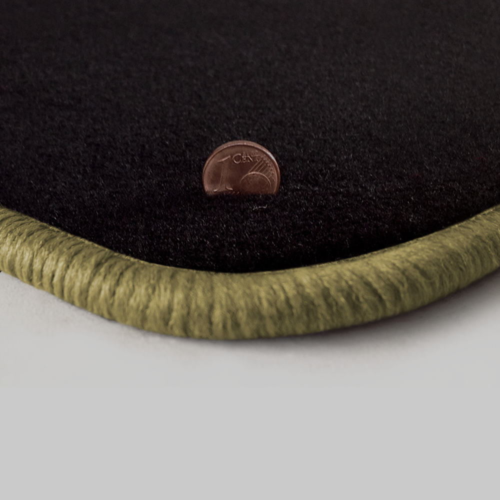 Eine Ecke als Beispiel einer Fussmatte Velours schwarz mit Rand in beige.