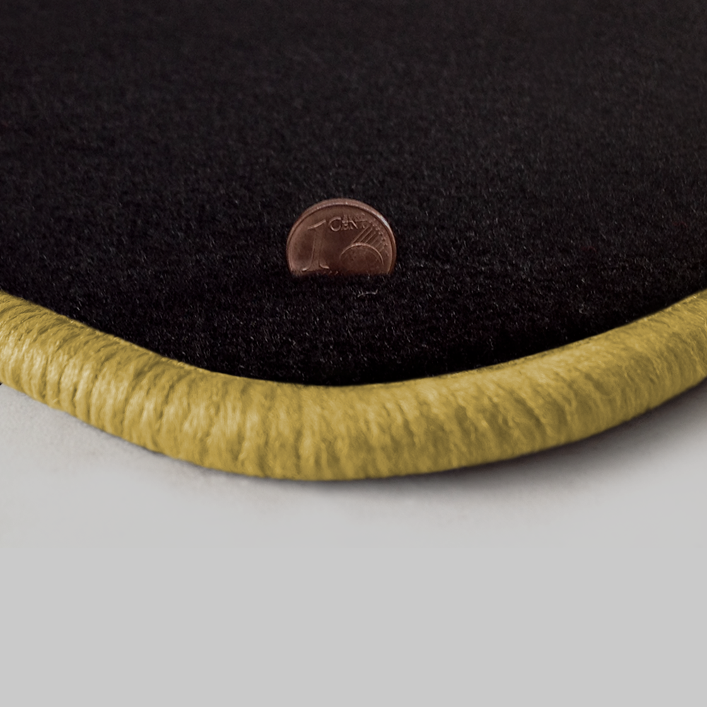 Eine Ecke als Beispiel einer Fussmatte Velours schwarz mit Rand in safran.