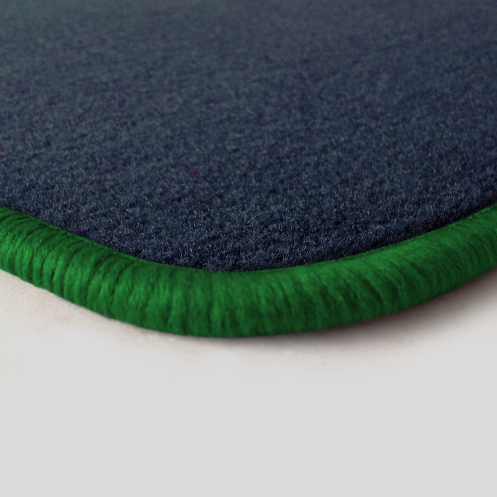 Eine Ecke als Beispiel einer Fussmatte Velours dunkelblau mit Rand in gruen.